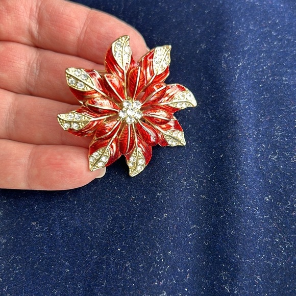 Brooch vintage red poinsettia gold tone with crystal accents makers mark CN - Picture 7 of 9